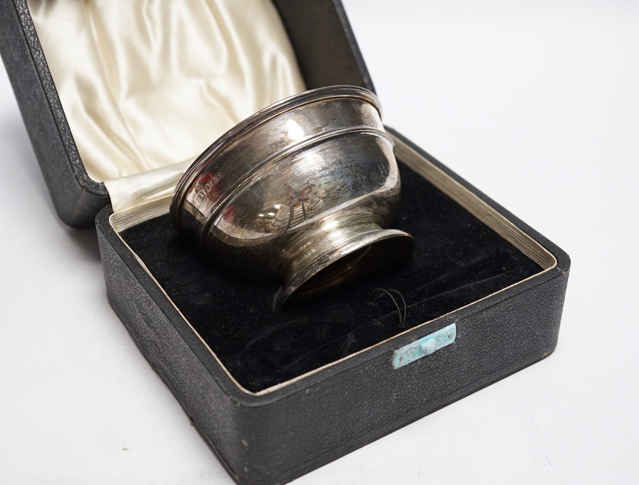 A George VI silver circular sugar bowl, Viners Ltd, Sheffield, 1946, diameter 10.9cm, 4.4oz, boxed